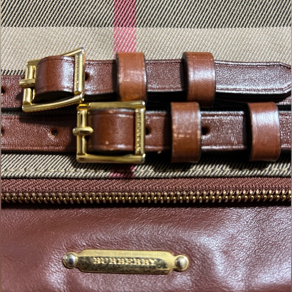 Stunning Burberry Pouch/Wristlets - Picture 2 of 12